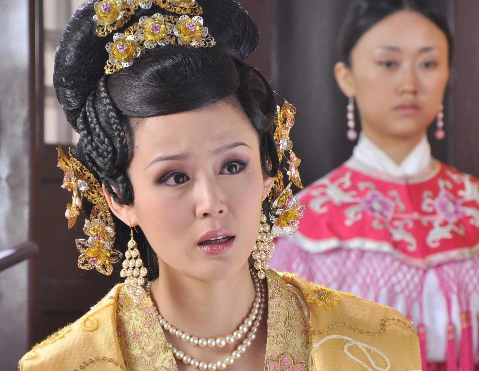 她是《赤子威龙》中李连杰的老婆,如今客串《知否》无人识