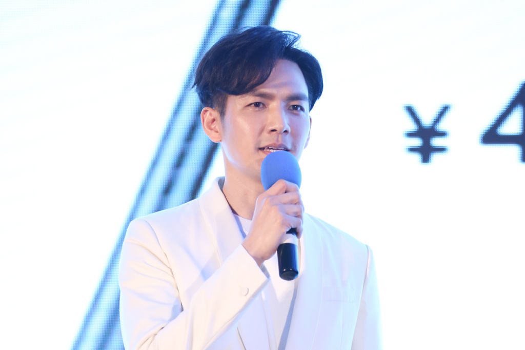 钟汉良久未露面白色西装帅气又女性白领45岁脸庞现象比95