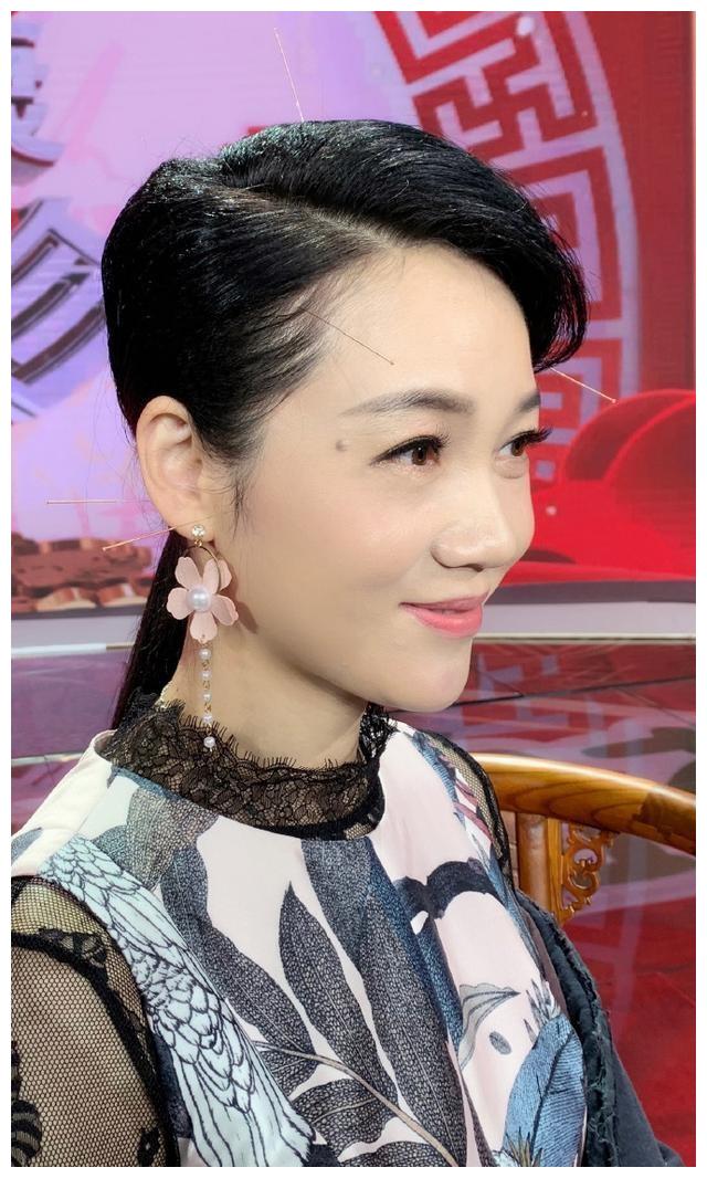 安徽卫视一姐周群,在舞台上体验针灸