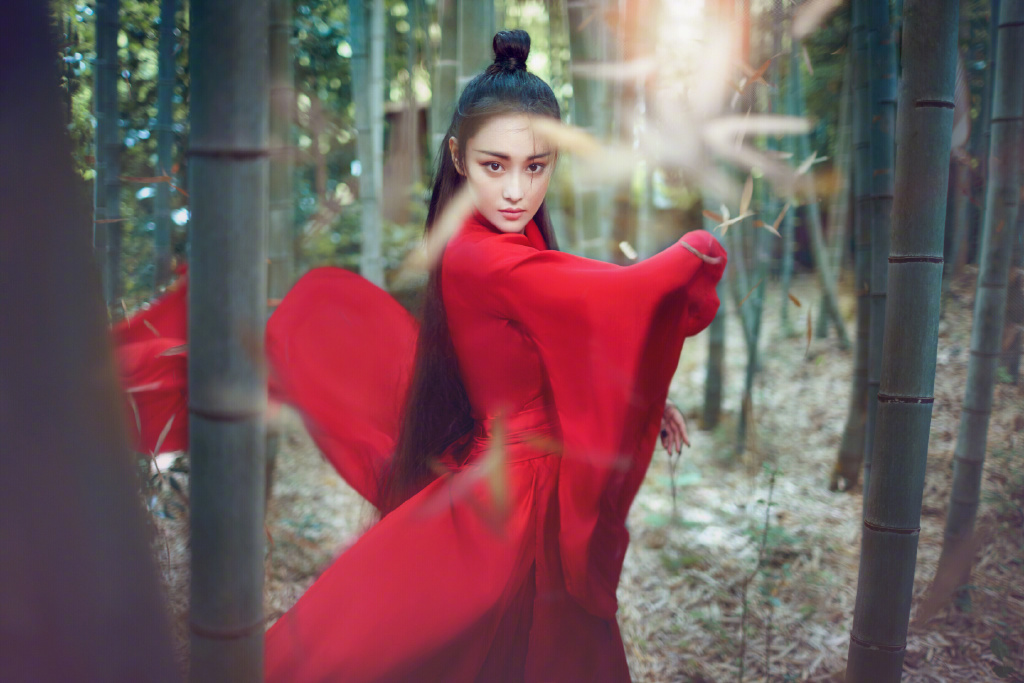 张馨予孕肚照曝光后首晒照,一袭红裙美得脱俗