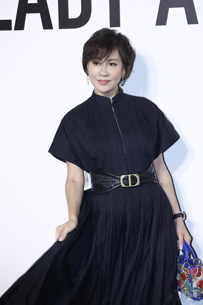 刘嘉玲短发减龄逆生长 撩裙摆俏皮扭腰