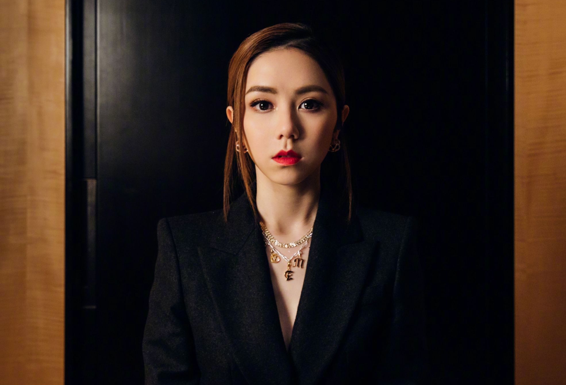 邓紫棋首发新专辑《摩天动物园》,吃着火锅哼着歌,真接地气!