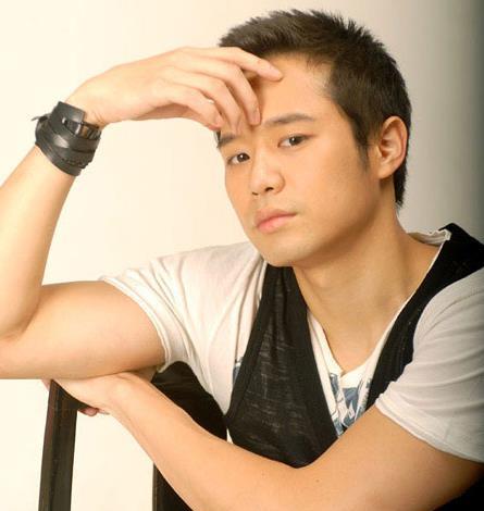 《running man》,在录制节目的时候千正明把金钟国撂倒导致他腰伤复发