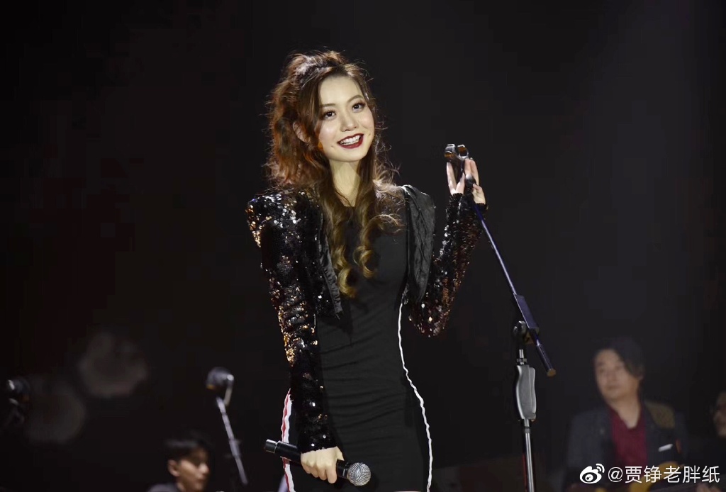 美女歌手贾铮迷人写真美照_高清图集_新浪网