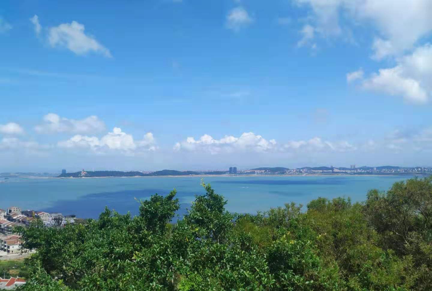 在祖庙山顶观海妈祖文化园环绕妈祖庙和天后新殿,园区占地数百亩,大海