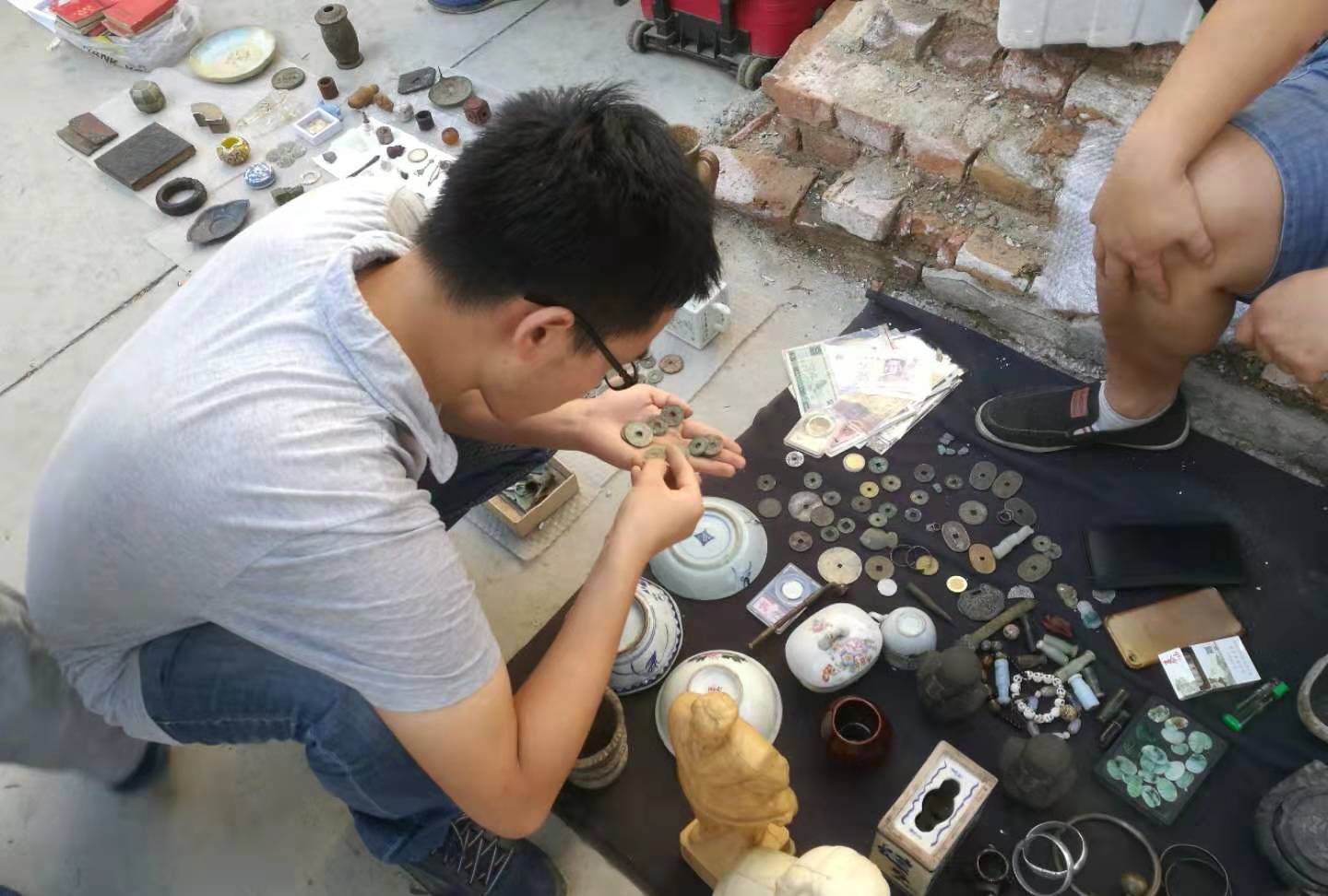 朋友在古玩市场上花一千元收获六枚古币,还说自己捡漏了