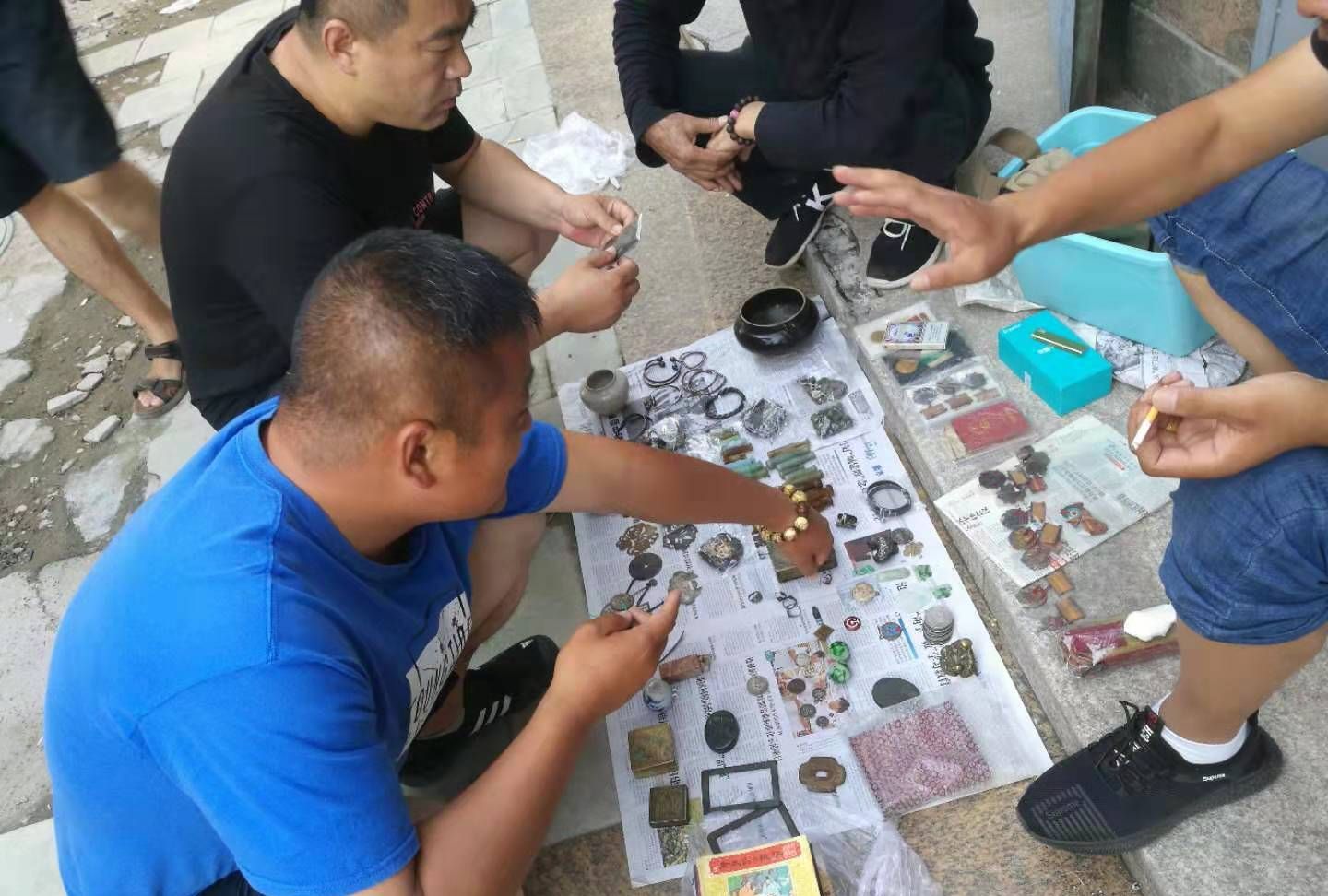 朋友在古玩市场上花一千元收获六枚古币,还说自己捡漏了