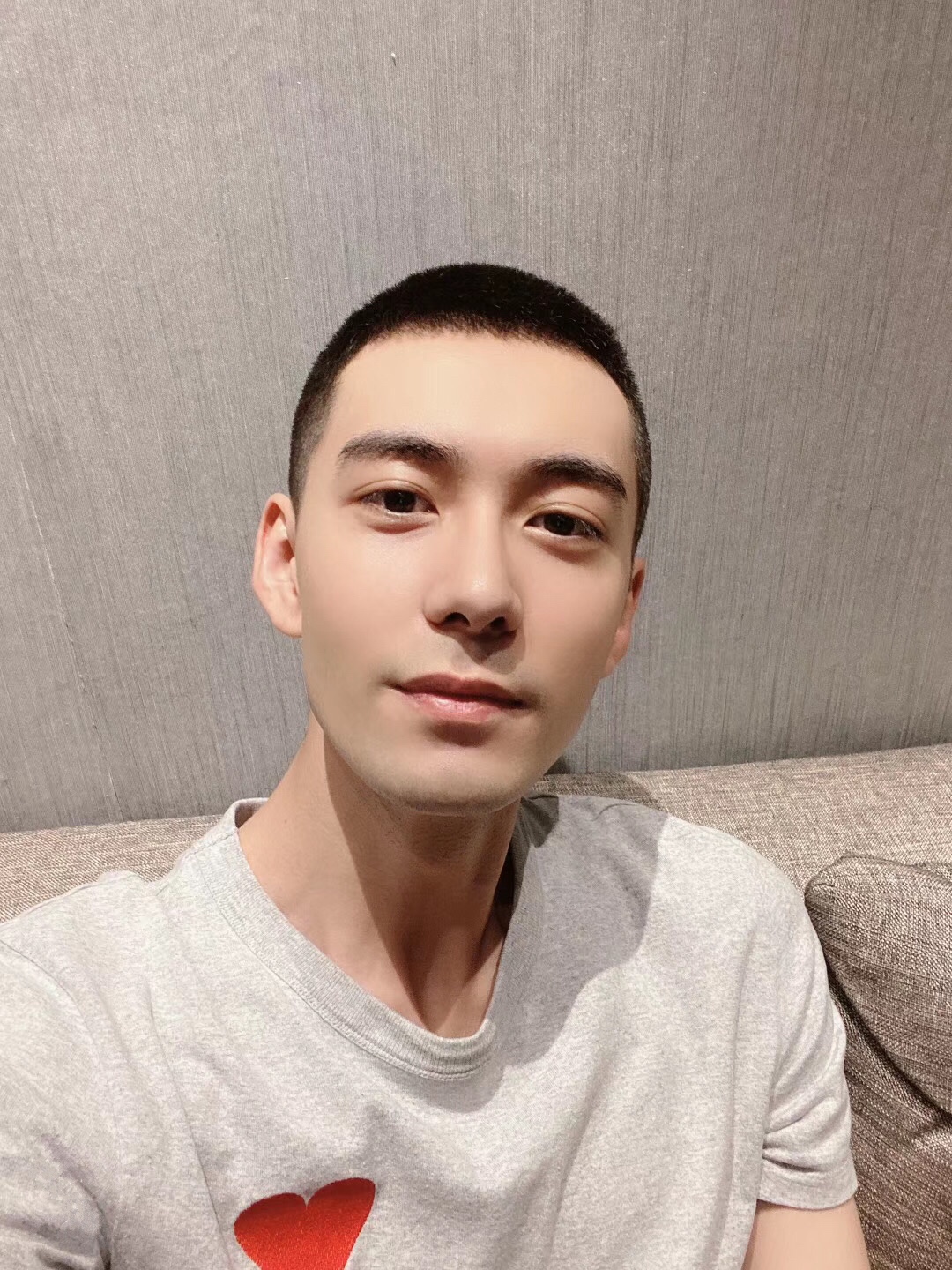 陈星旭微博发布寸头自拍