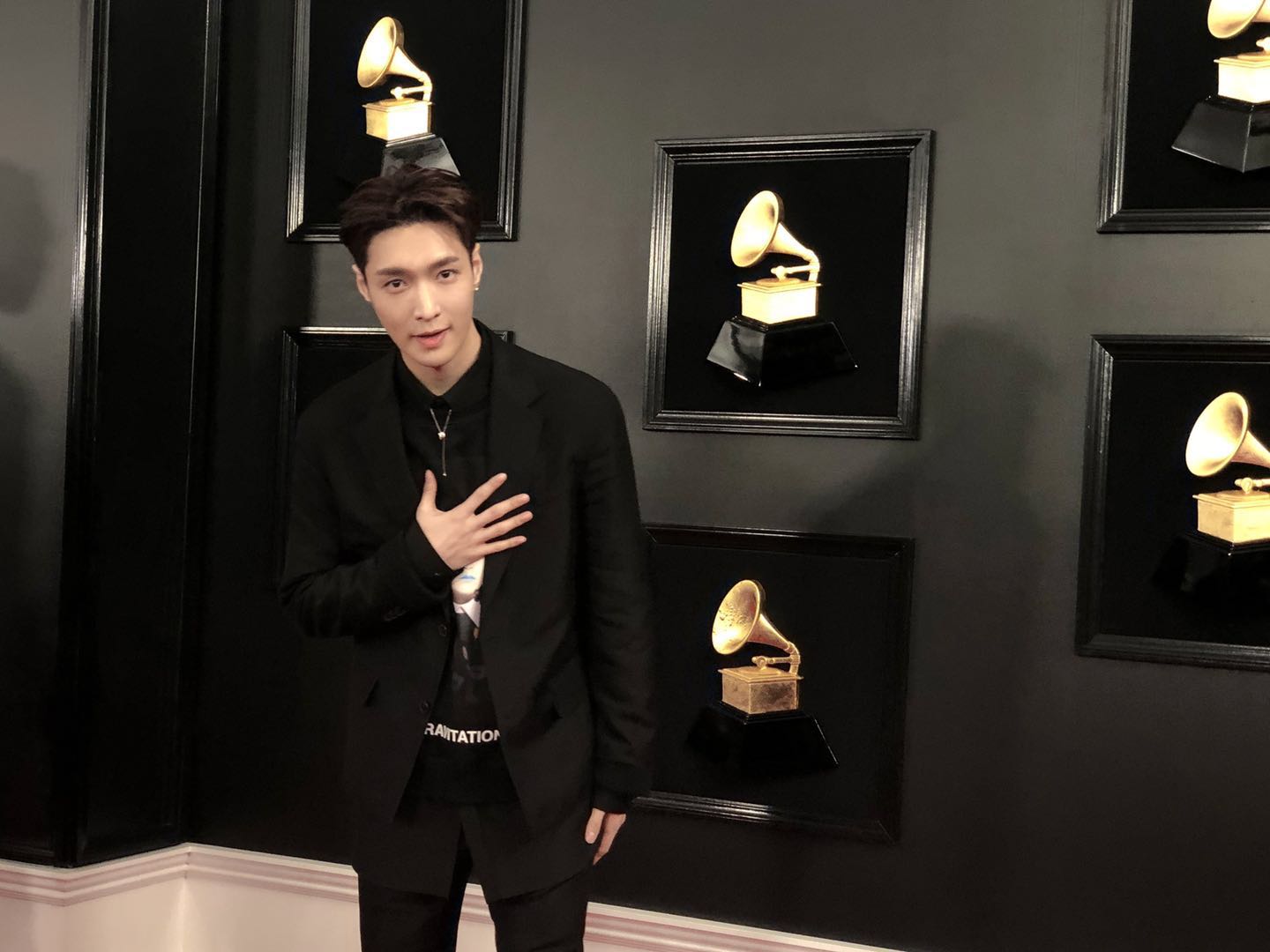 张艺兴亮相格莱美颁奖礼 全英文采访帅气绅士