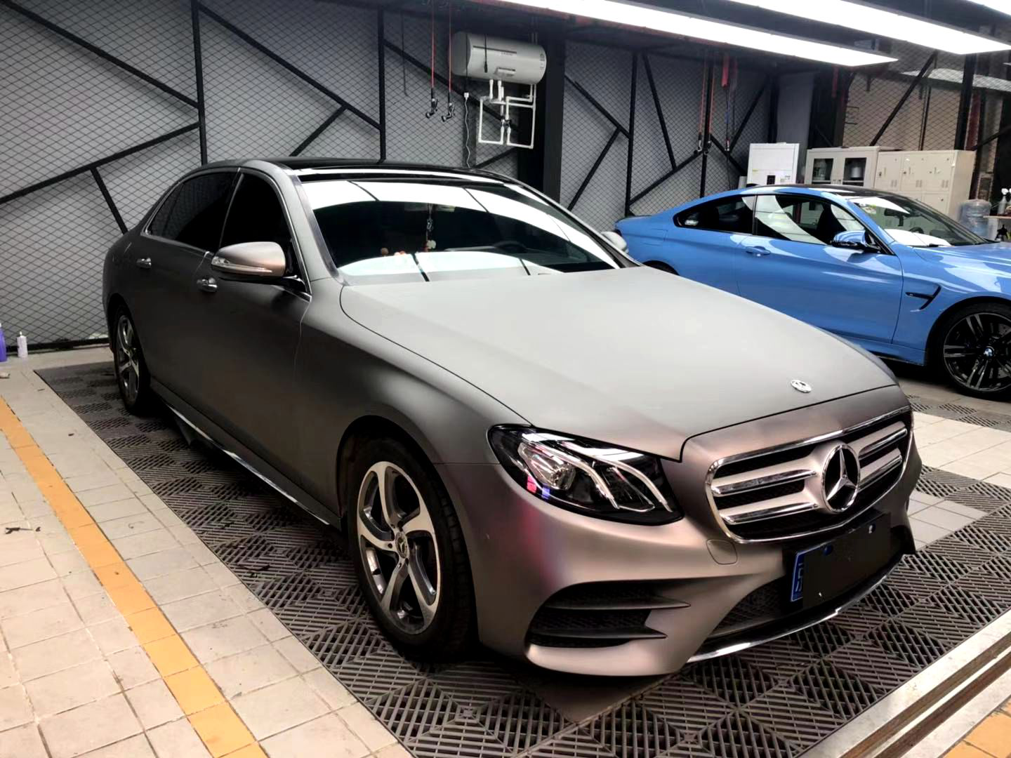 改色亚光金属曼哈顿灰 你相信这台奔驰e300的车主是小姐姐吗?