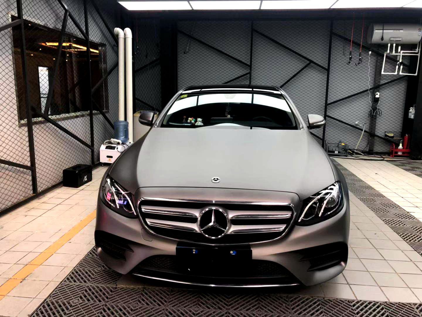 改色亚光金属曼哈顿灰 你相信这台奔驰e300的车主是小姐姐吗?