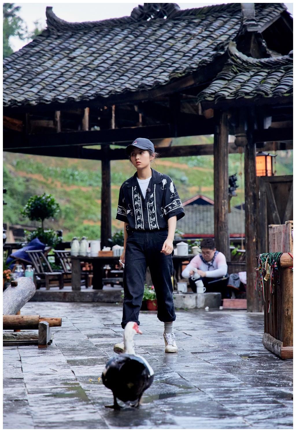 张子枫比例真好，穿印花衬衫牛仔裤，身高160却穿出“大长腿”