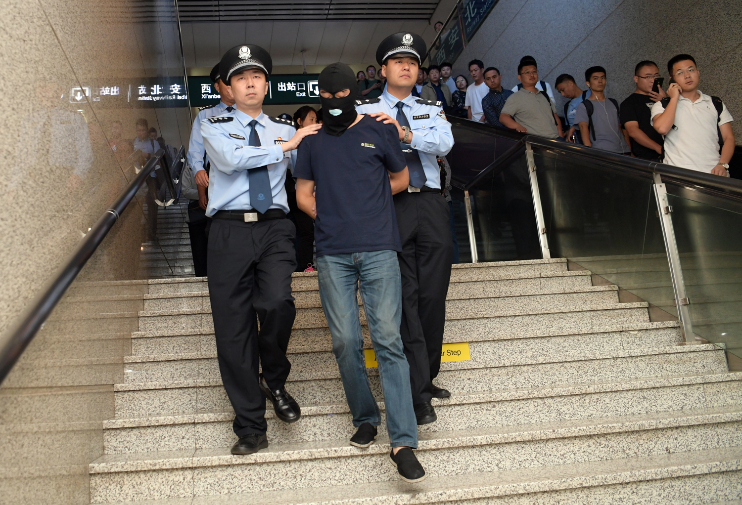 他当坏人卷款230万潜逃21年,做好人挽救单位损失终被抓