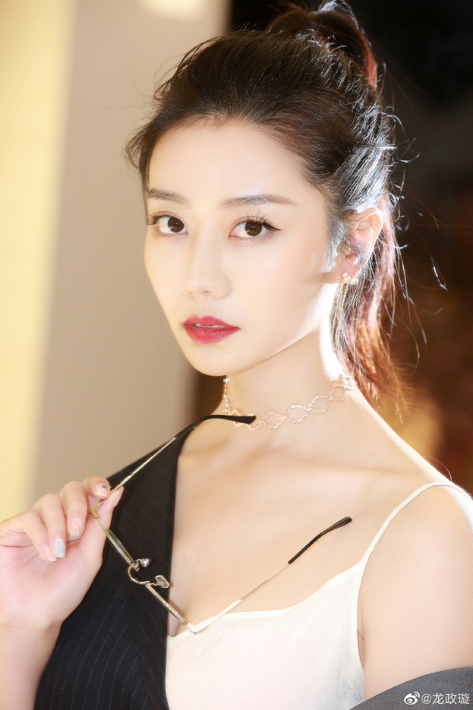 女演员龙政璇迷人写真美照欣赏