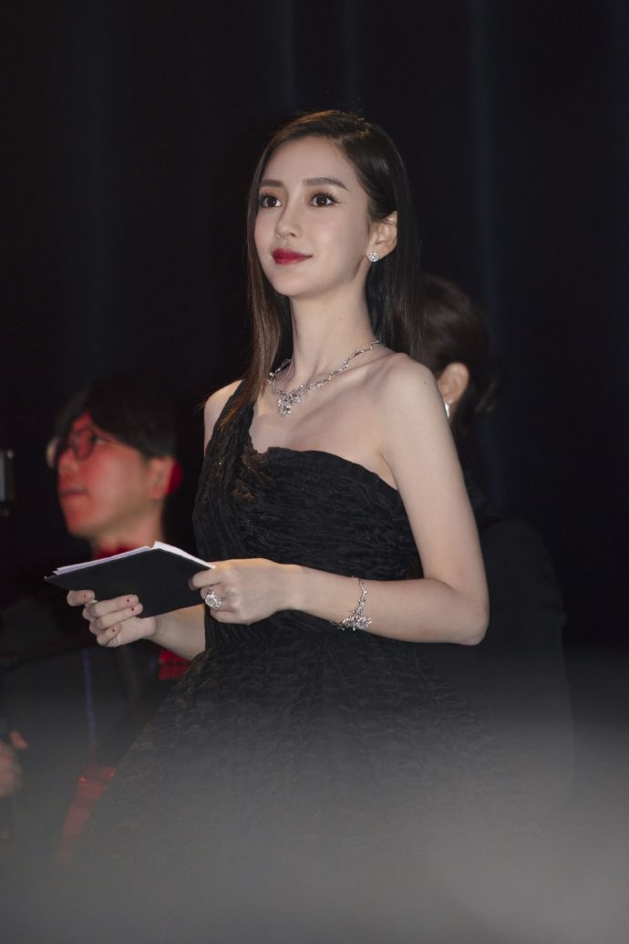 angelababy受邀出席亚洲内容颁奖典礼露肩金属大摆裙状态佳