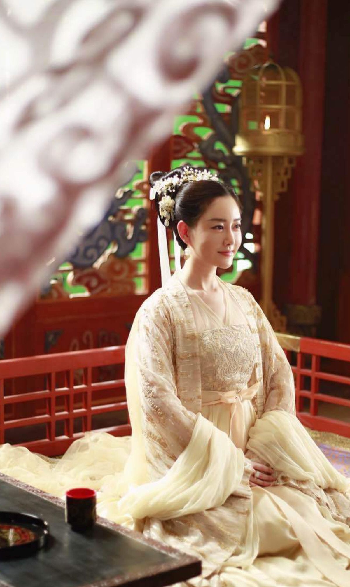 乐胥娘娘,天族太子夜华的母妃,一身明黄色称的端庄大气在三生三世里是
