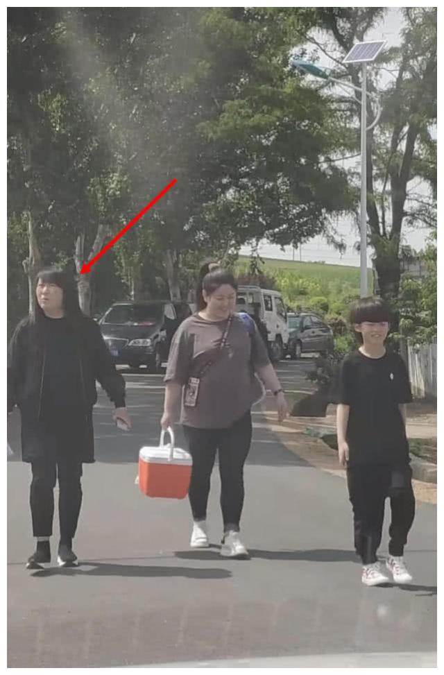 据悉,这是赵本山的大女儿赵玉芳的儿子.