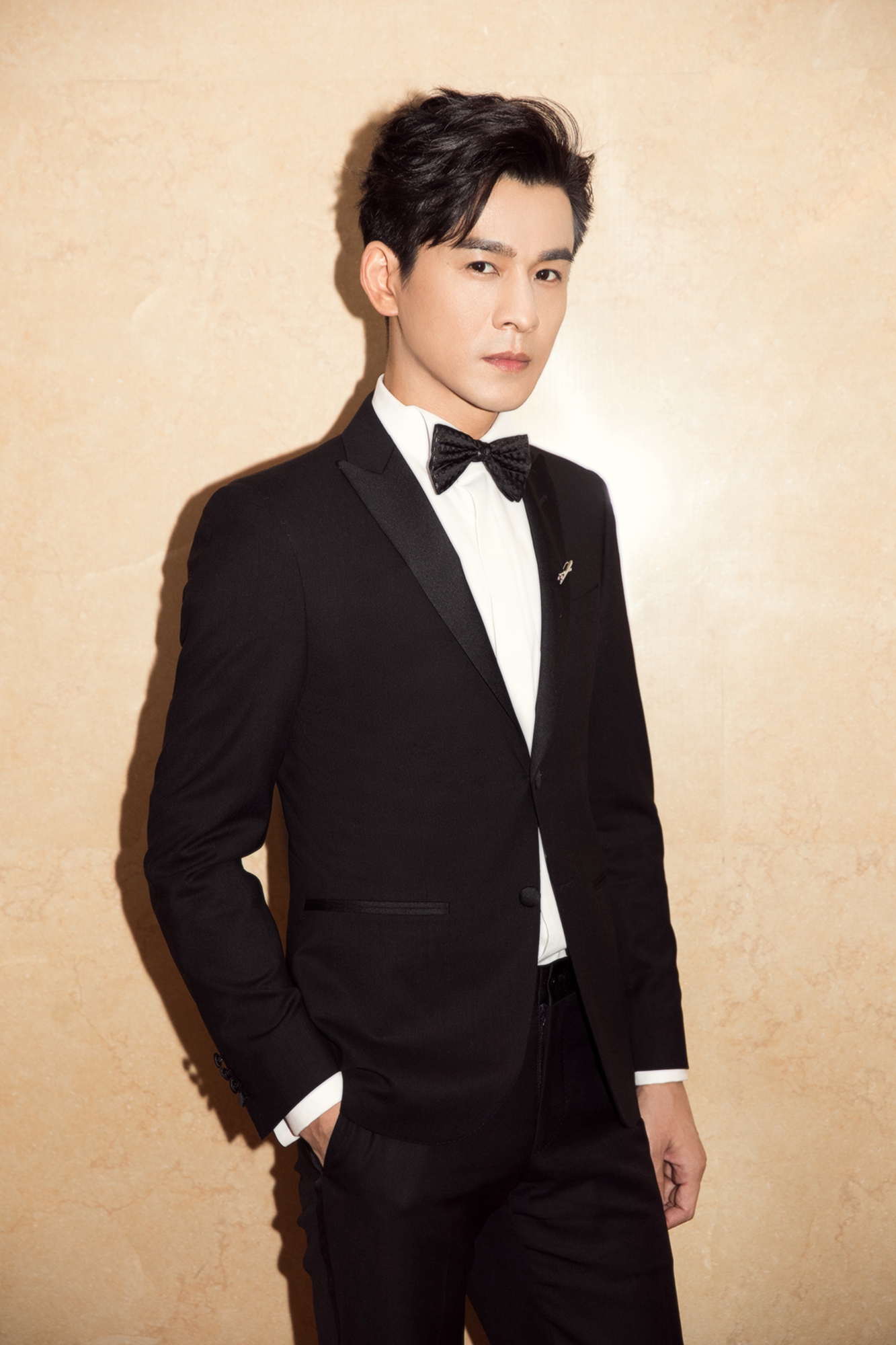 乔振宇出席时尚活动盛典 简练黑西装绅士有型格