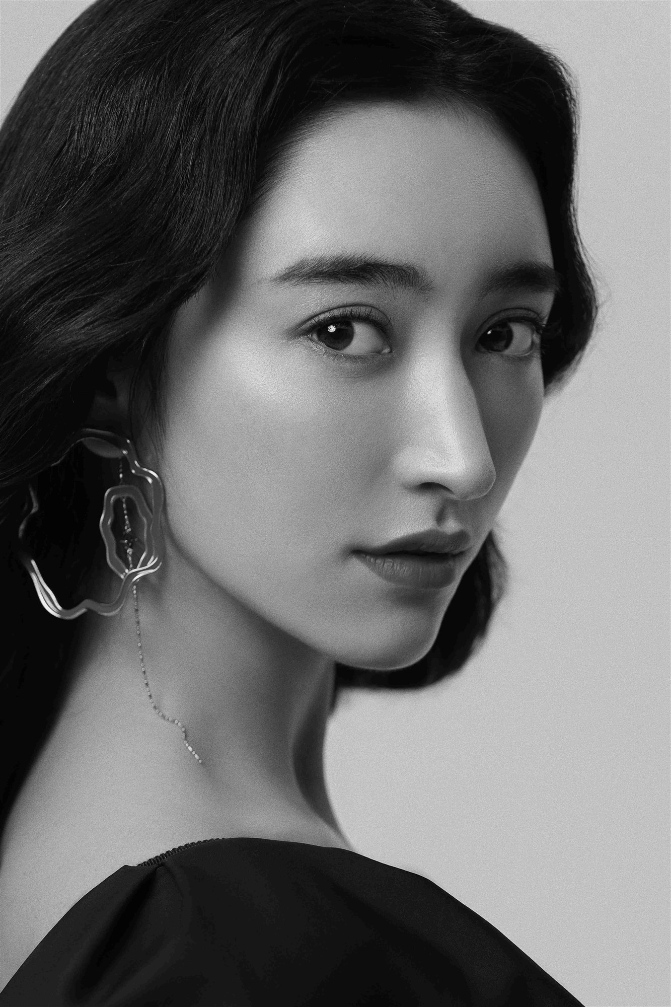 曲尼次仁攀登者亮相上影节一袭藏服气质独特