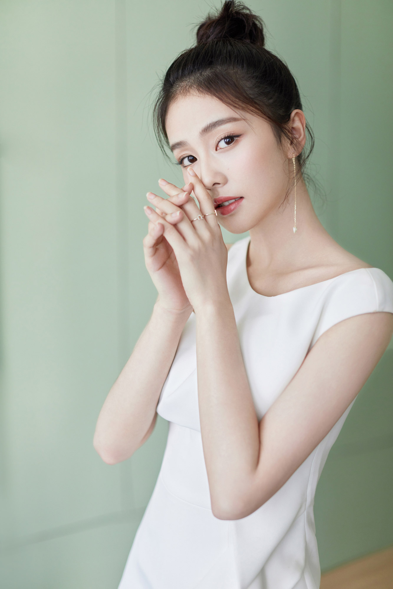 白鹿通过《招摇》,《烈火军校》等一系列热播剧展现了自己的演员专业