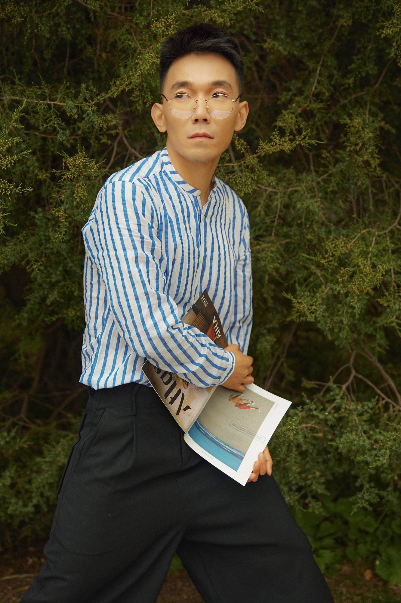 演员王超北发布时尚街拍随性自在展多重个性