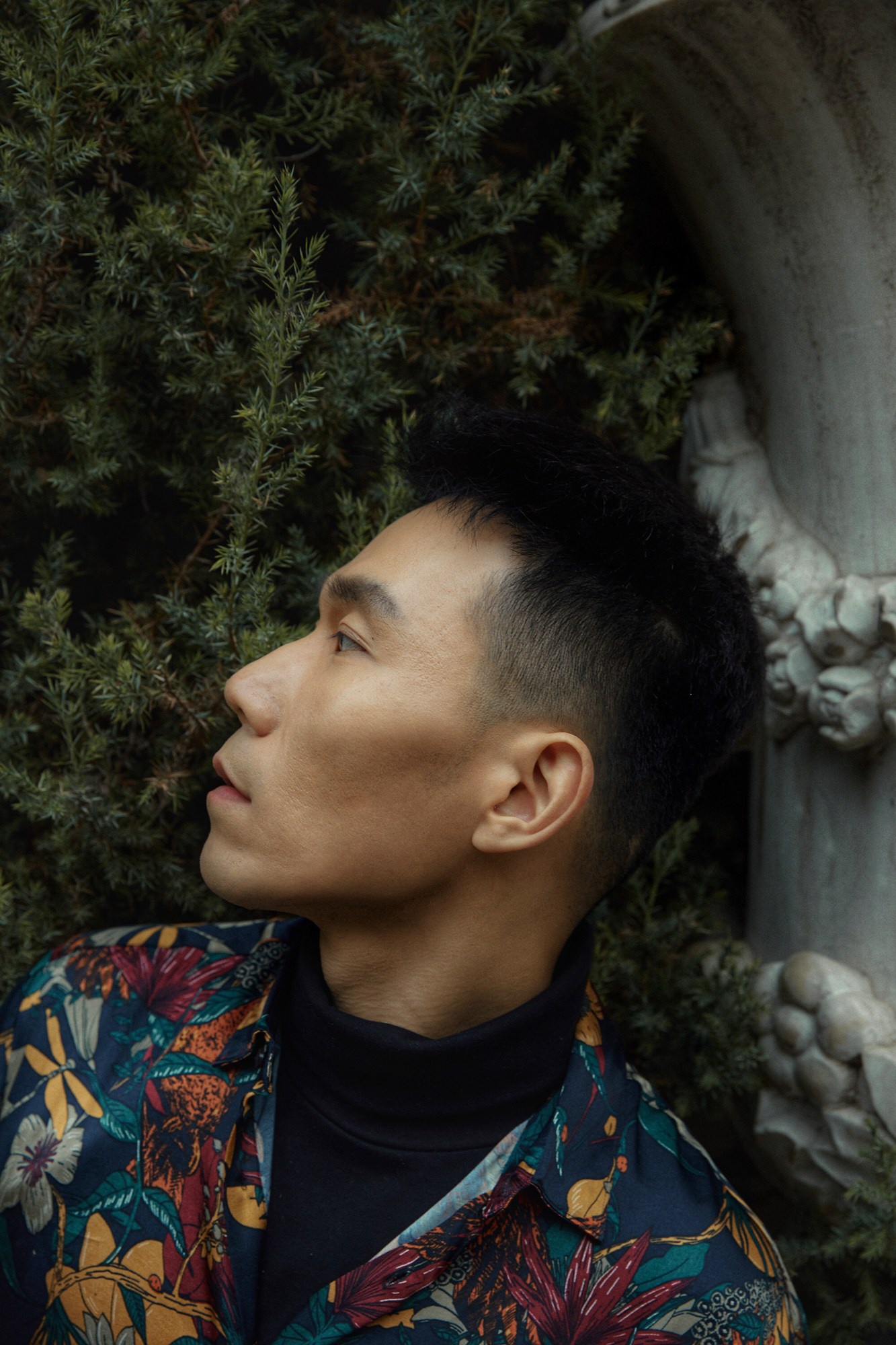 演员王超北发布时尚街拍随性自在展多重个性