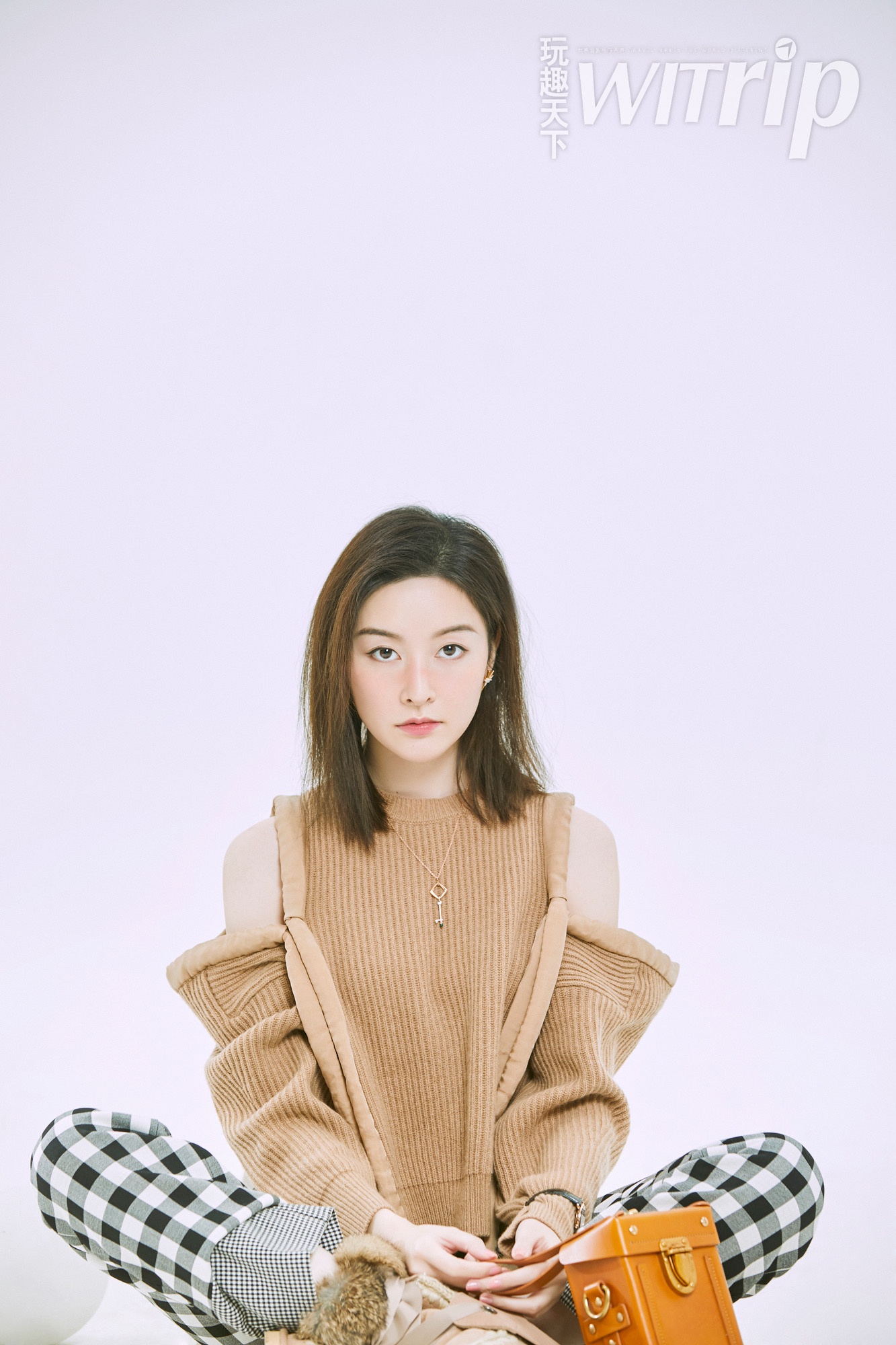 崔心心时尚魅力瞩目 大胆造型演绎俏皮"晒伤妆"