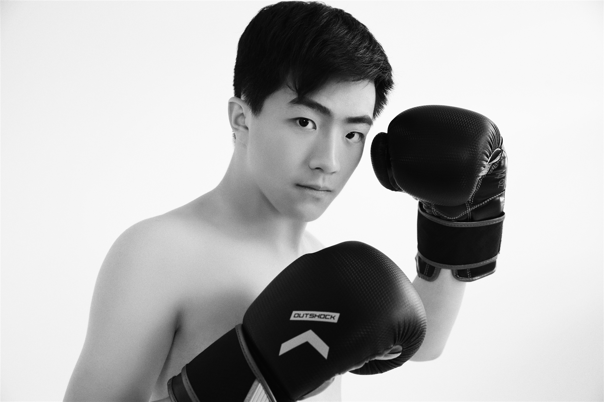 李卓钊最新时尚写真曝光 黑白简约演绎轻熟少年感