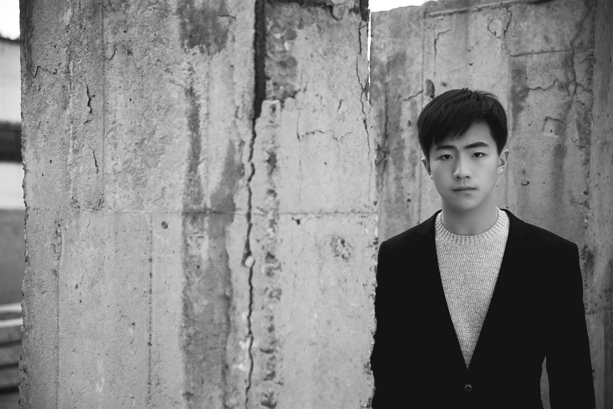 李卓钊最新时尚写真曝光 黑白简约演绎轻熟少年感