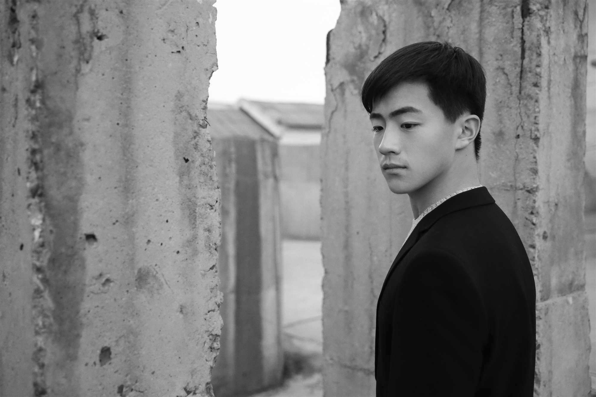 李卓钊最新时尚写真曝光 黑白简约演绎轻熟少年感