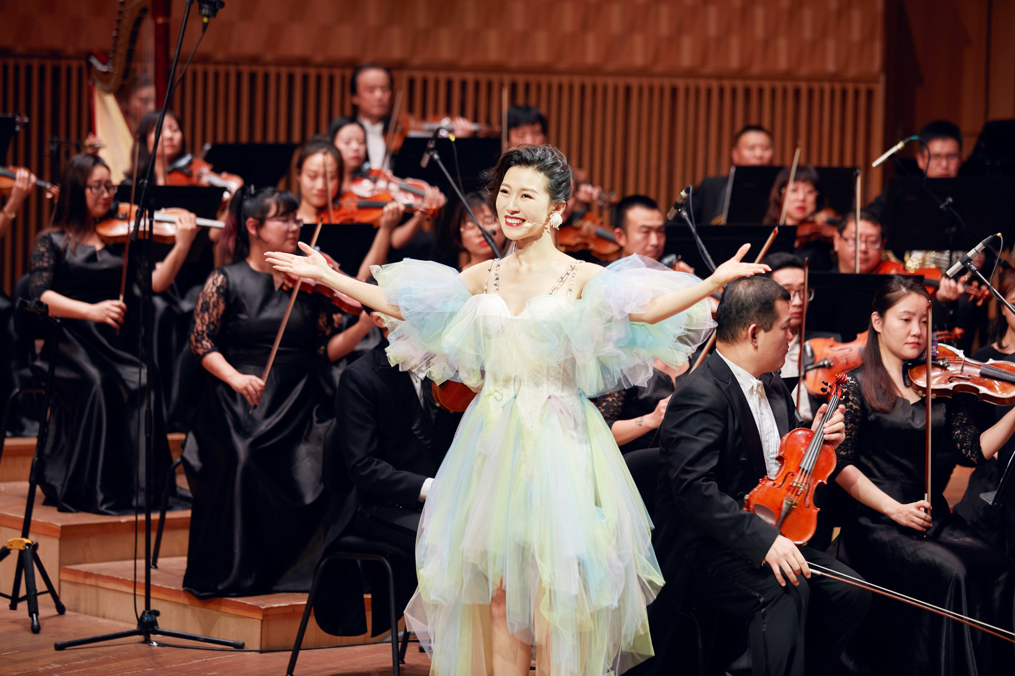 常思思冰城纵情歌唱 古典混搭流行摇滚新声音