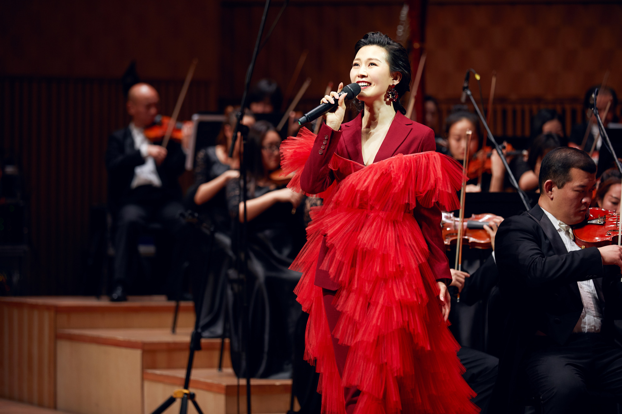 开场,常思思以一身设计师兰玉为此次演出特别设计制作的藕粉色宫廷