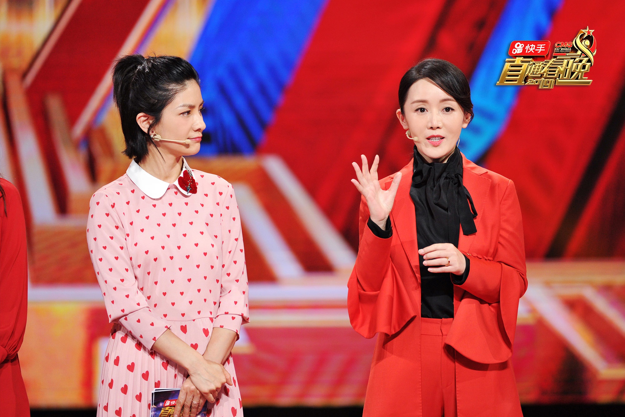 车永莉《直通春晚》正红西装亮相 台上超有梗台下真性情