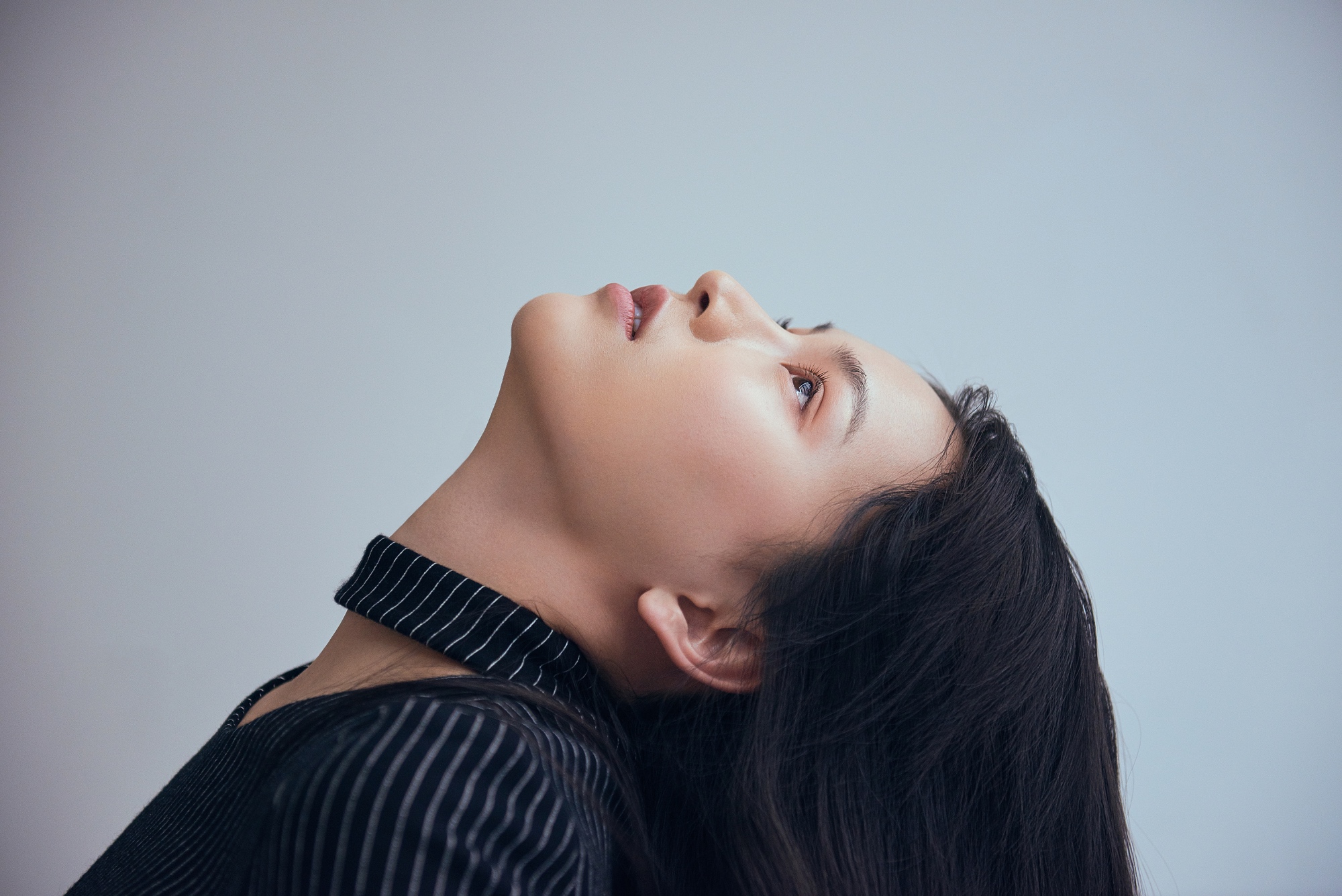 黄灿灿曝冬日清爽写真火山大哥率性而为