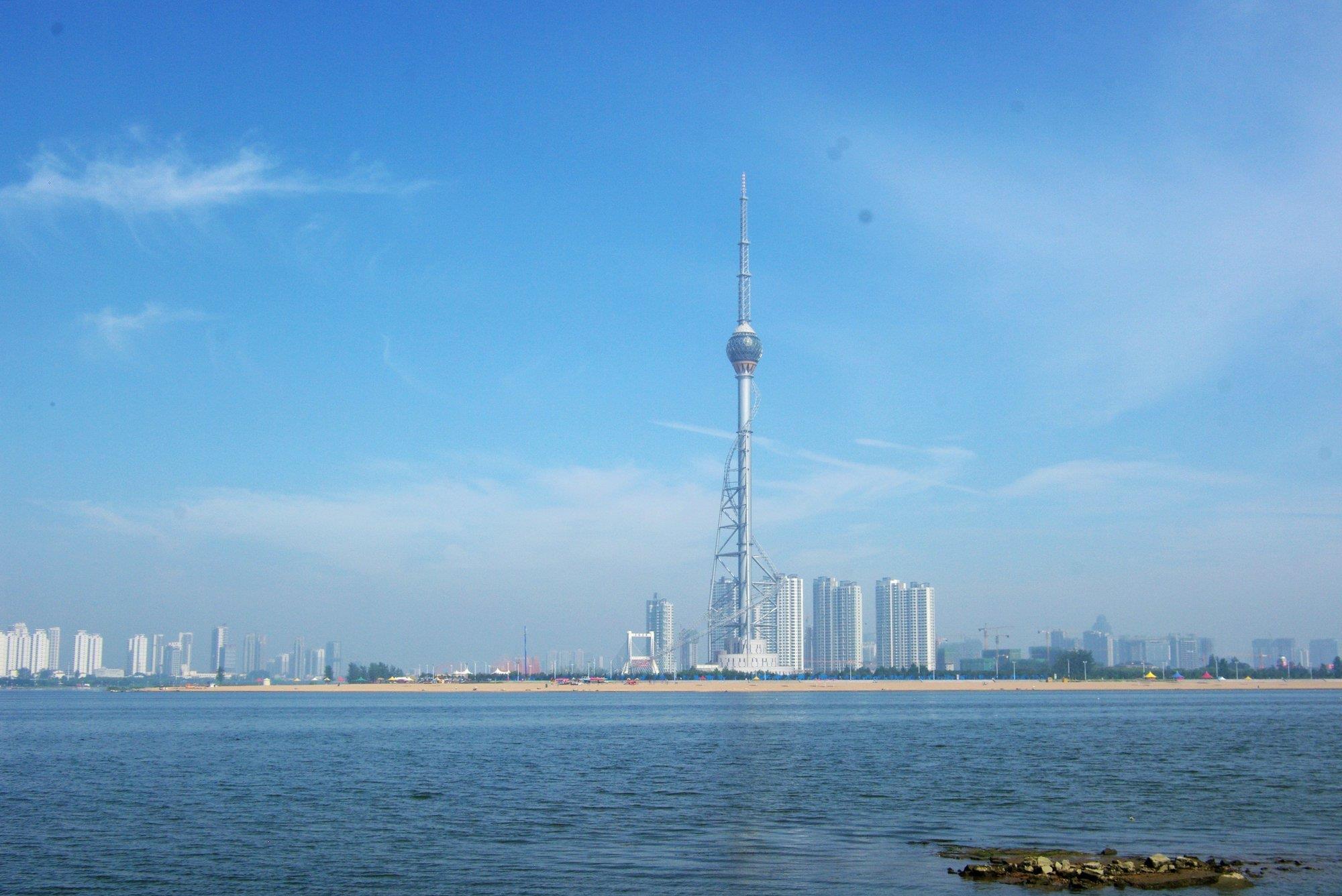 山东很有代表性的一座电视塔,是多功能服务于一体的钢结构电视塔