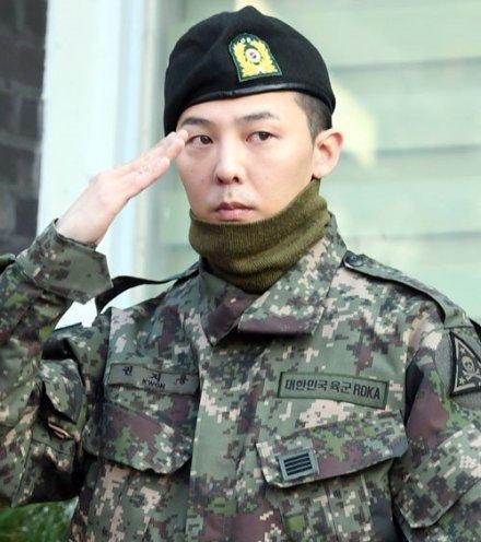 权志龙今日退伍粉丝冒猪瘟现场迎接未来发展成谜