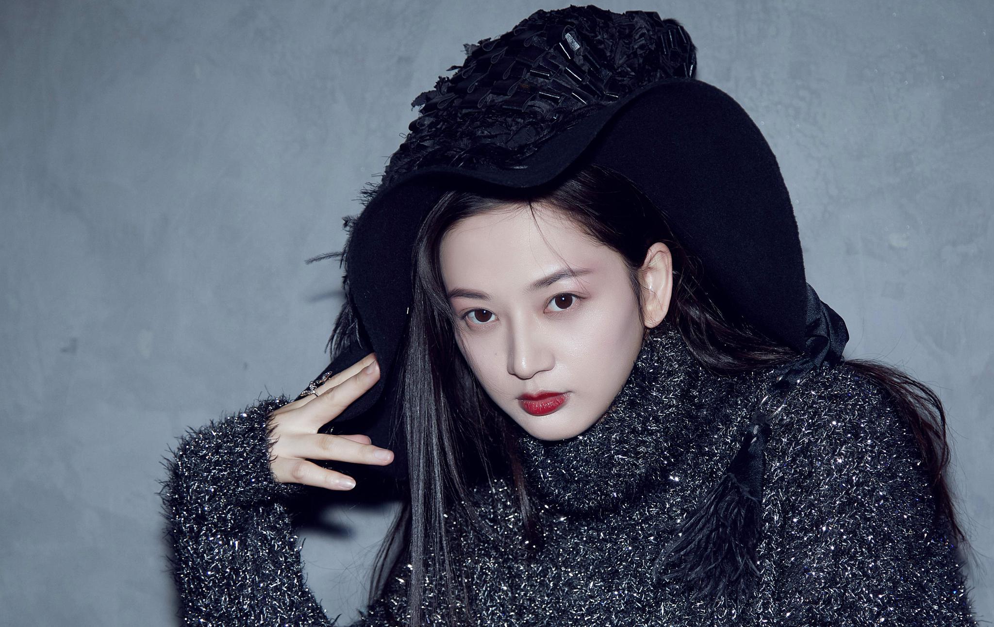 唐本暗黑写真演绎别样风采 造型驾驭力多面超群