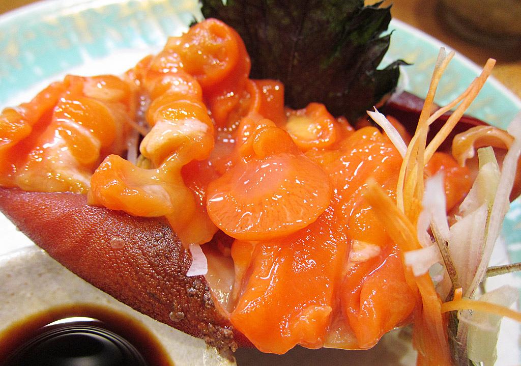 长得像菠萝的海鞘切开全是黄色的嫩肉韩国人直接拌饭生吃