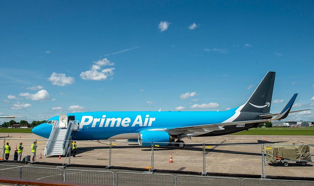 波音737-800改装货机首次亮相巴黎航展 蓝色涂装很耀眼