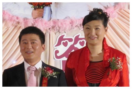 40岁杨昊与学生聚会,笑容依旧灿烂,结婚10年未生娃很快乐