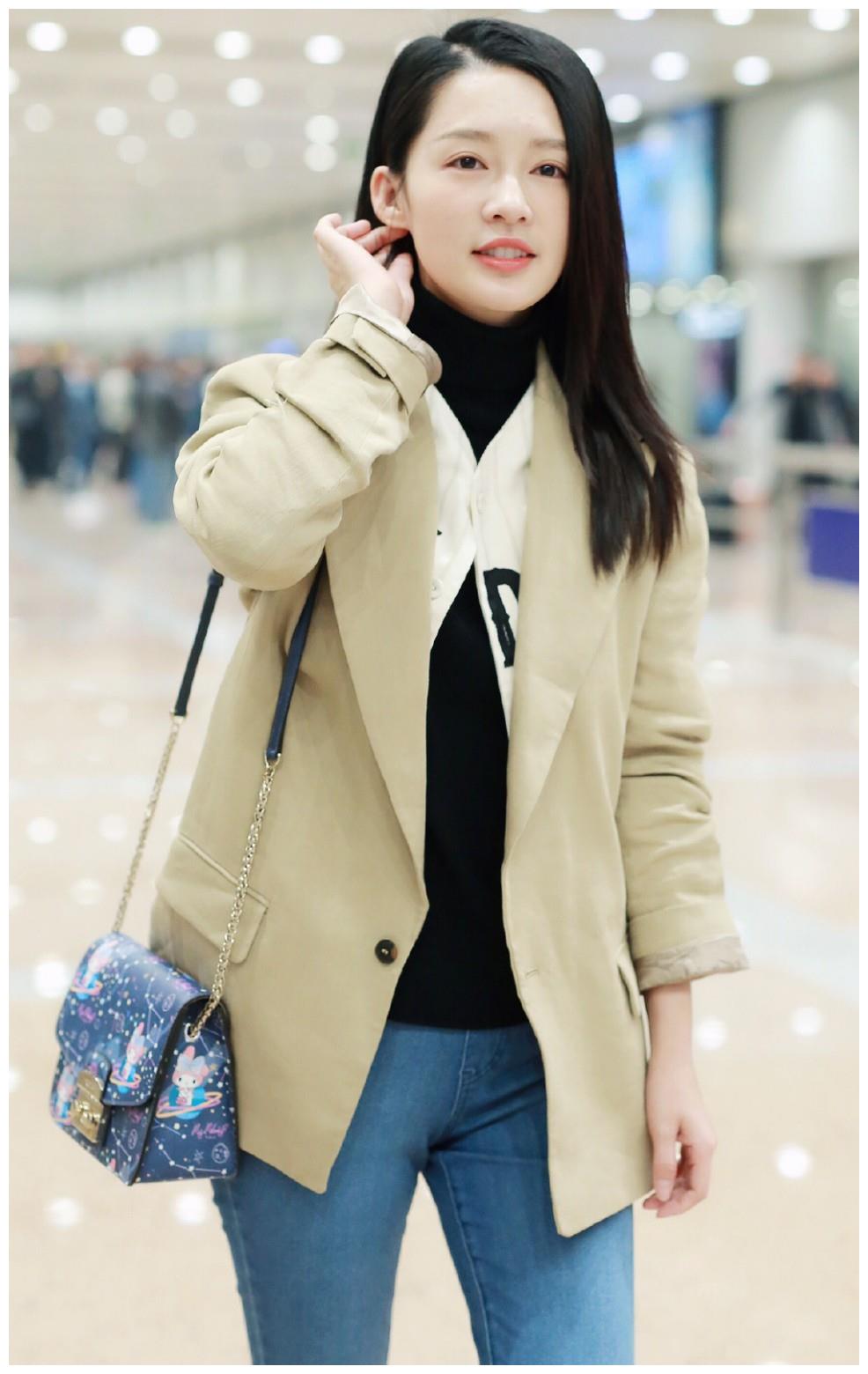 李沁现身机场,穿西装配牛仔裤却被脚上袜子抢镜:太减龄了