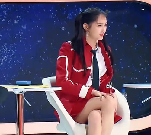 关晓彤的"蛇形坐姿"火了,众人纷纷模仿,发现只有瘦子才能做到