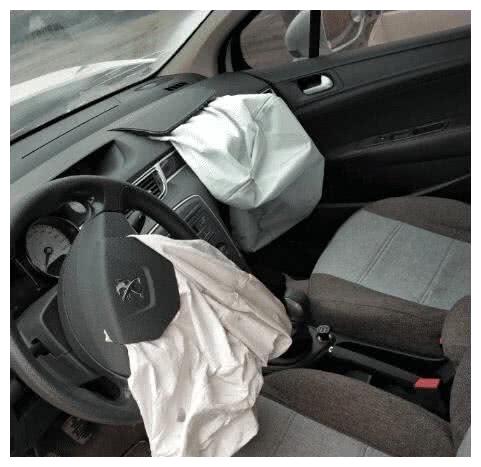 标致汽车发生严重事故,看到表现后,网友:再也不敢小瞧法系车了