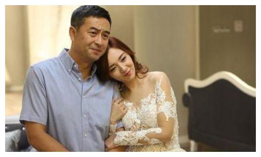 49岁张嘉译近照与二婚老婆恩爱15年9岁女儿也已亭亭玉立