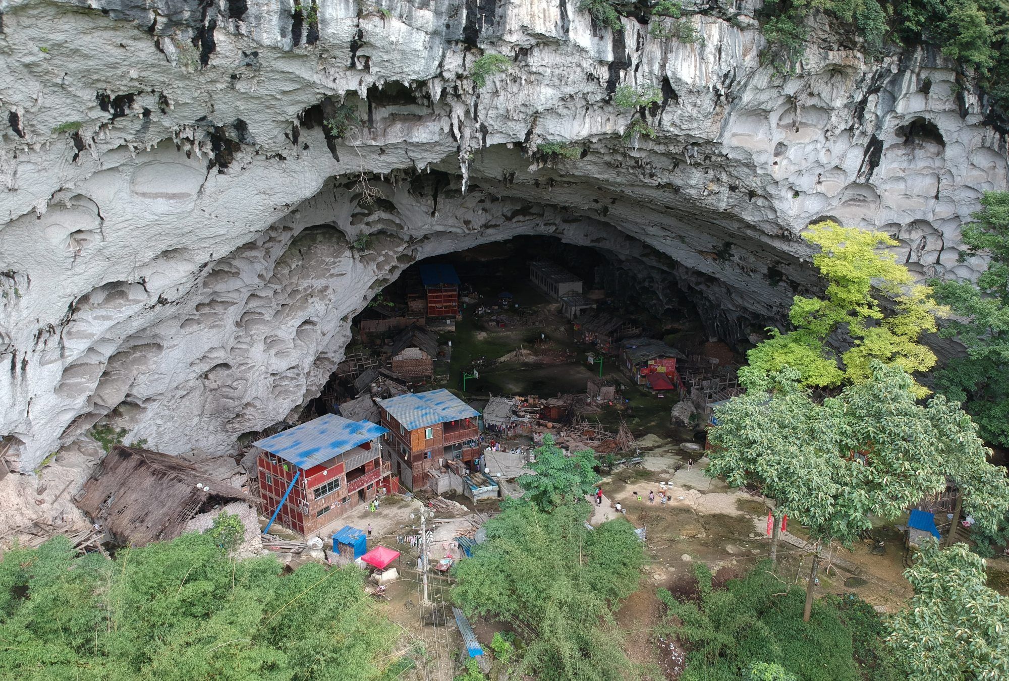 图集:为躲避战争,他们住进山洞,过着与世无争的生活