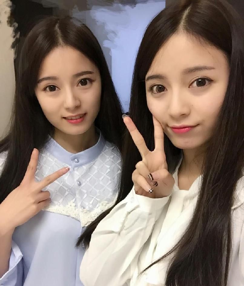 人像摄影双胞胎校花姐妹走红肤白貌美感情深