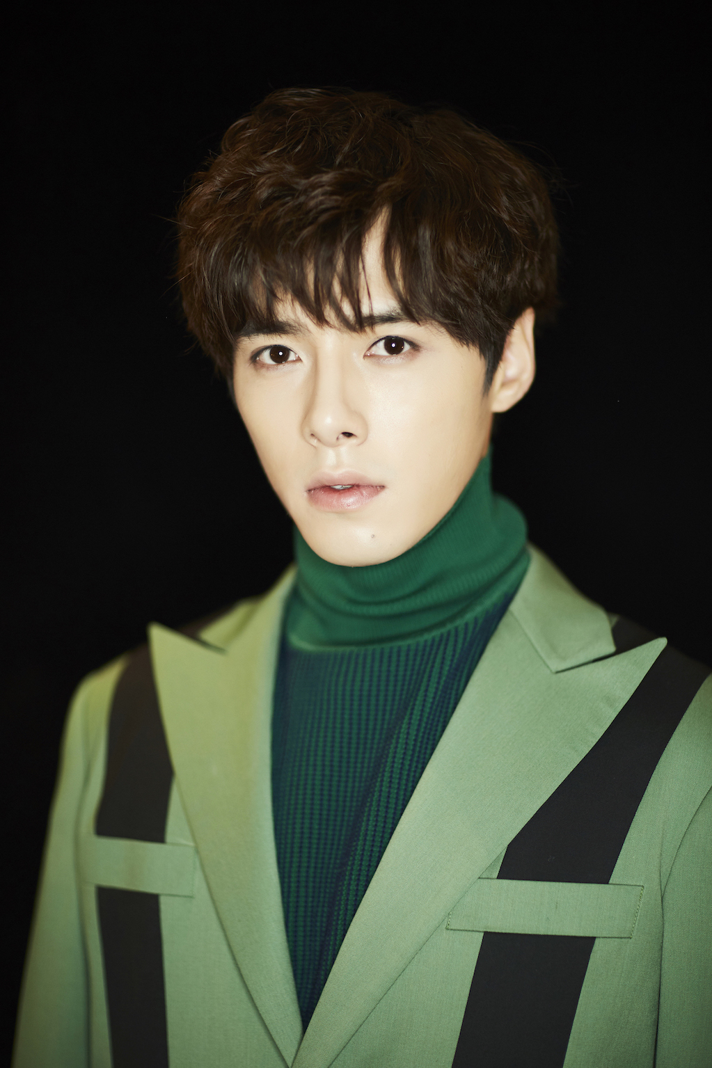 日前,演员方逸伦曝光一组冷酷"侧脸杀"时尚大片,他身穿绿色系西装