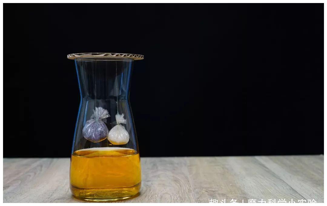 会发现加入淀粉的白砂糖已经变成深紫色,未加的白砂糖还是原本的颜色