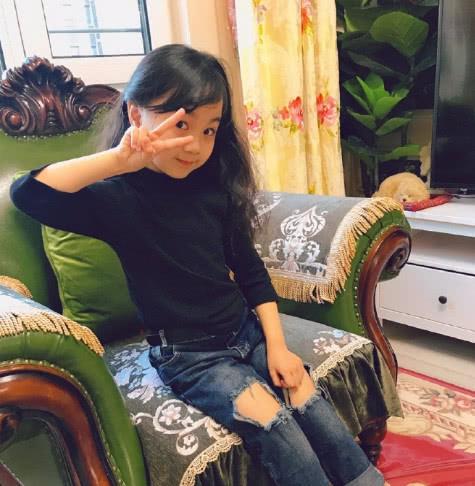 7岁小山竹晒照,长发披肩穿破洞裤戴耳夹,背着妈妈偷偷"臭美"