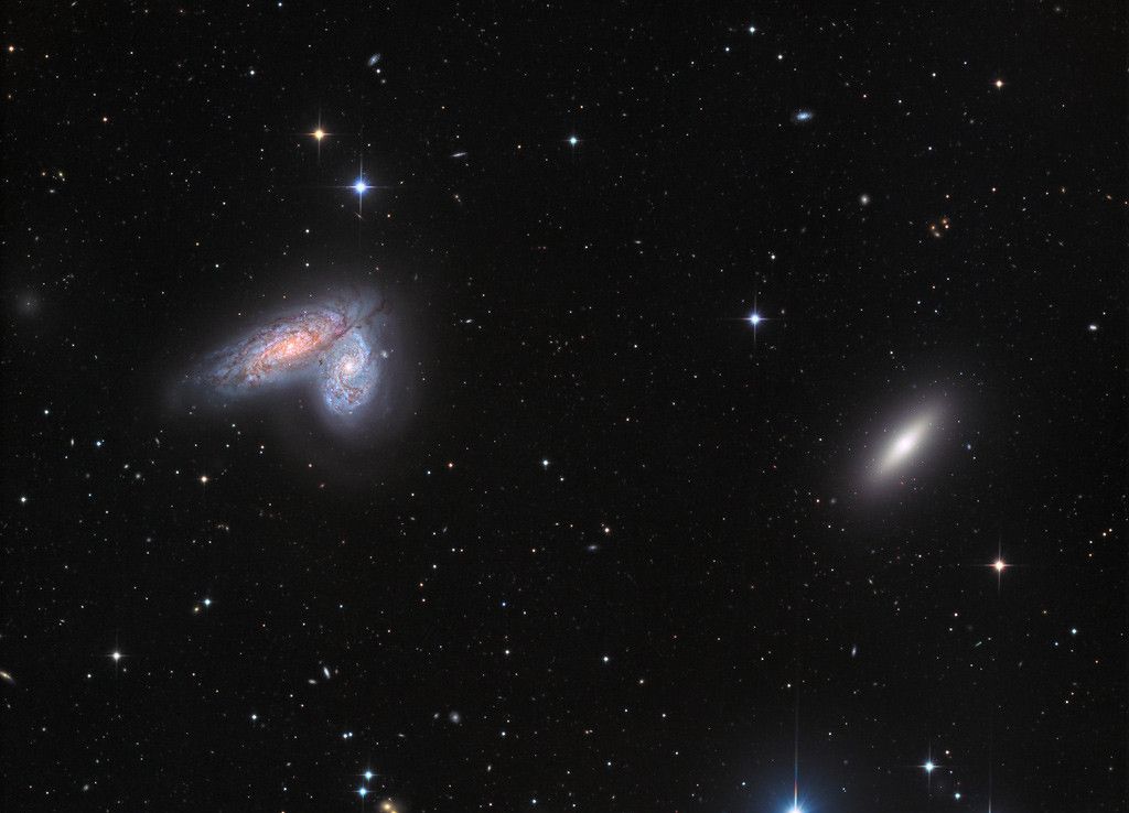 圣诞树发光的氢气云充满了这个五颜六色的天空——一个被称为ngc2264